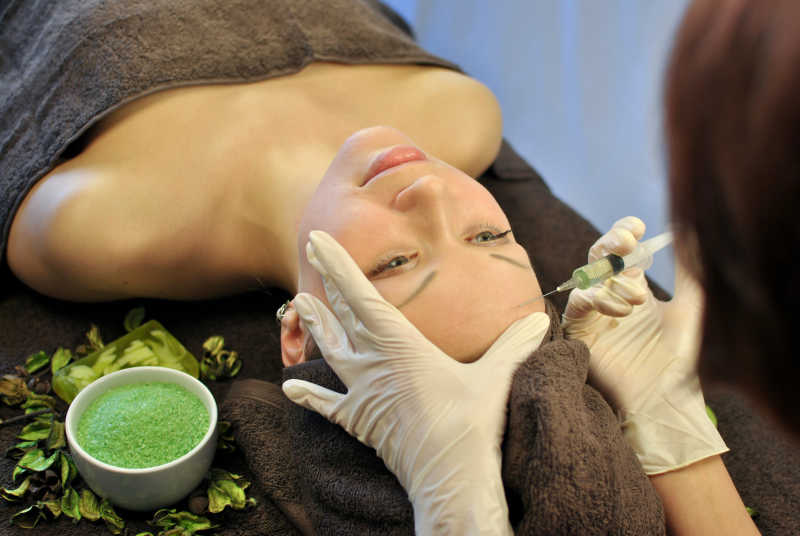 正在进行微整手术的女子