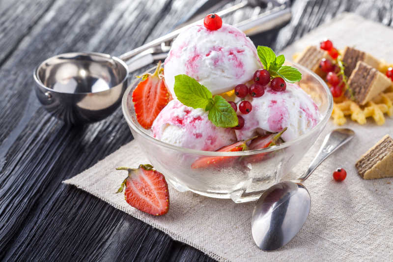 桌子上的草莓冰淇淋和饼干
