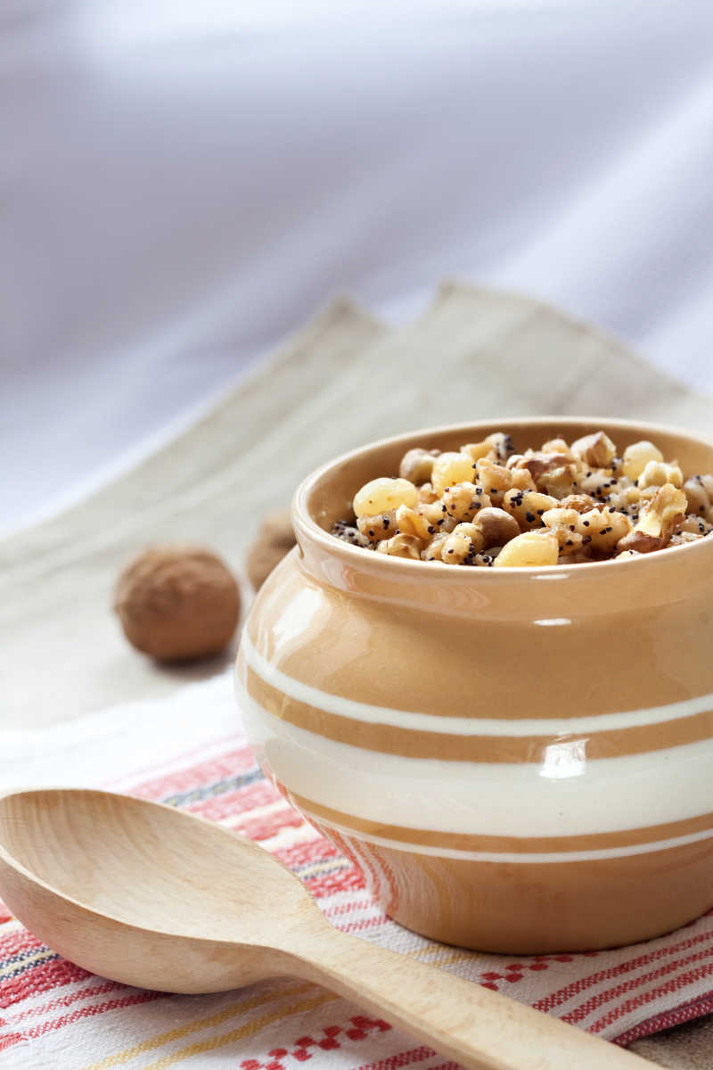 瓷罐里的甜谷物布丁和木铲