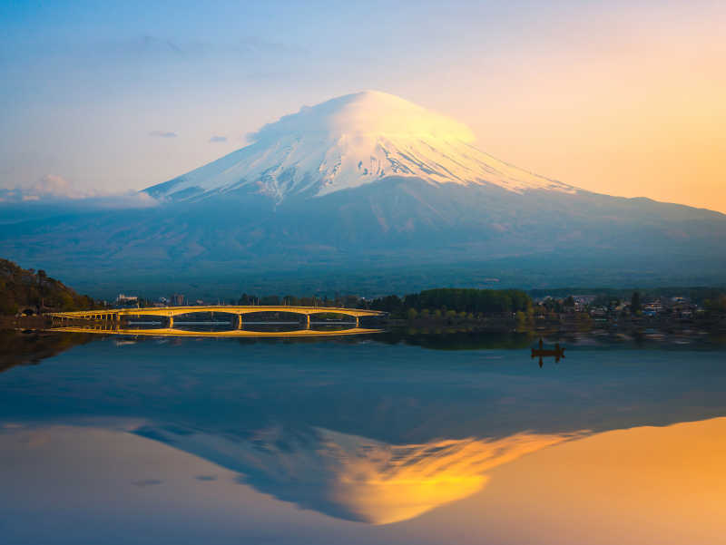 晚霞下的富士山