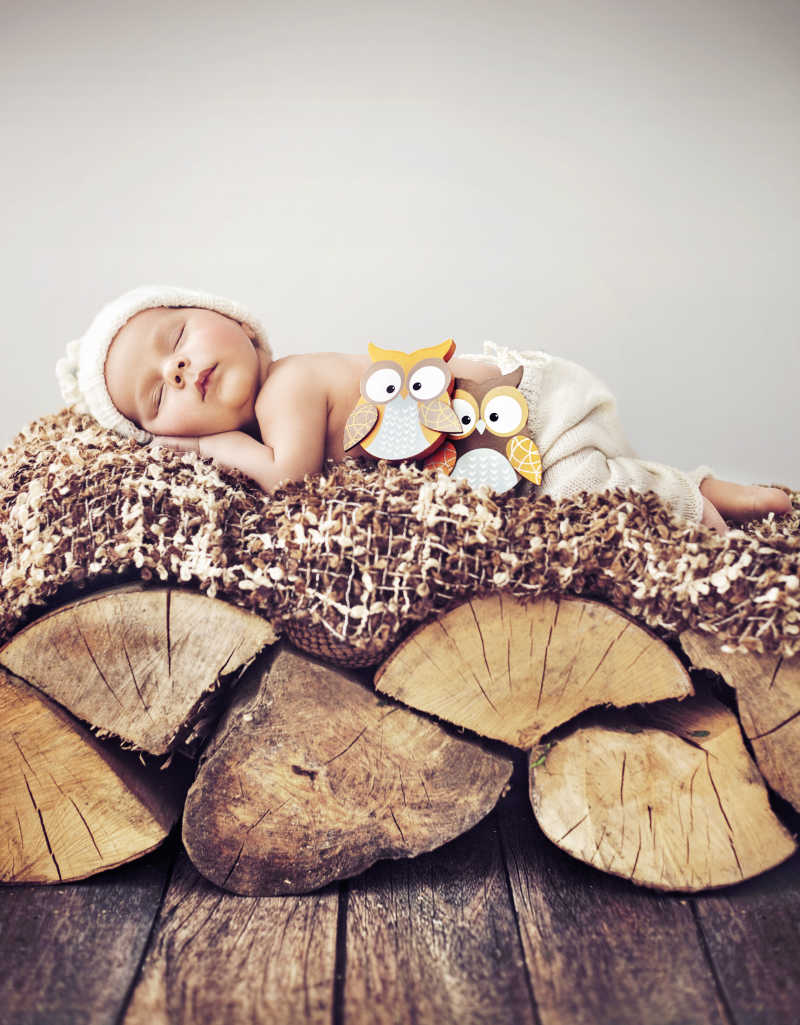在木头上摆拍的新生儿