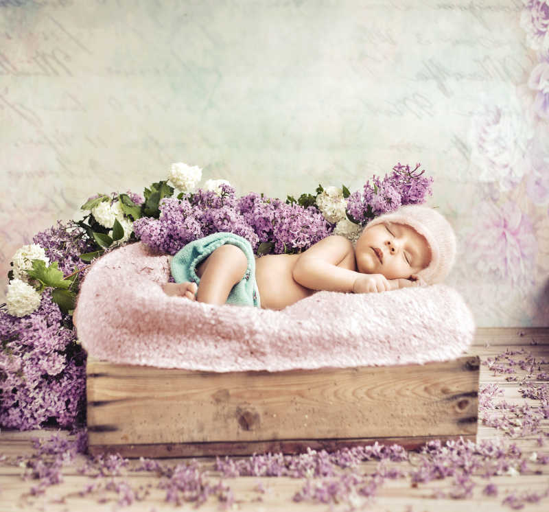 鲜花围绕的婴儿宝宝