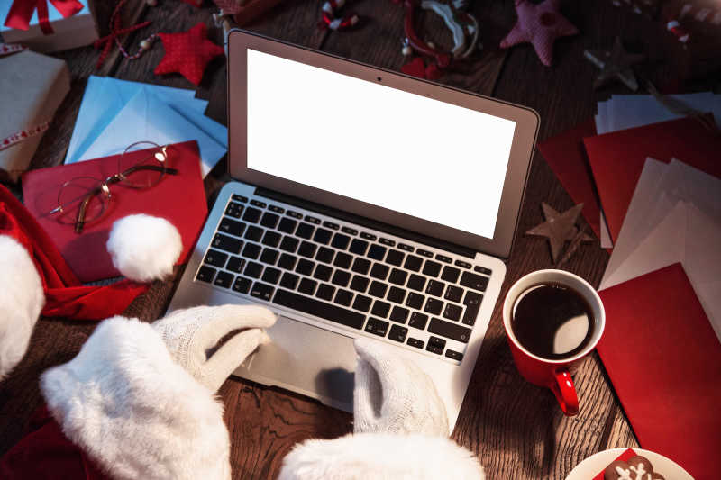 圣诞老人用电脑工作