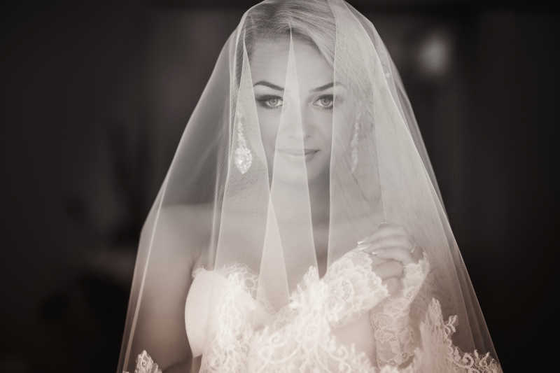 戴着头纱的新娘
