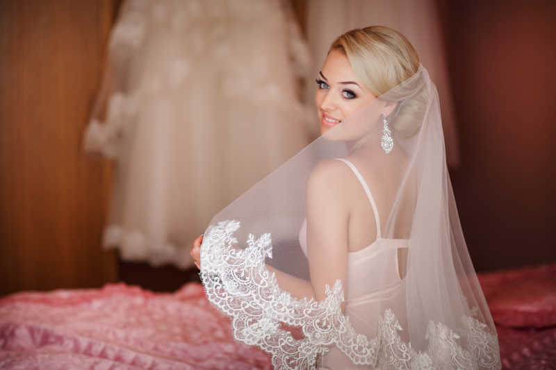 完整妆容的新娘