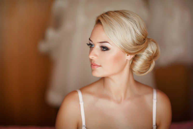 完成妆容的新娘