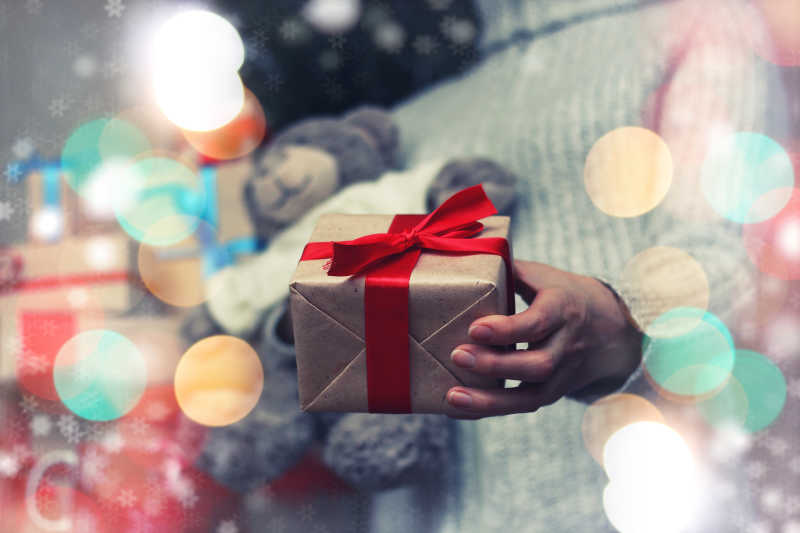 温馨背景下的手中的礼品盒