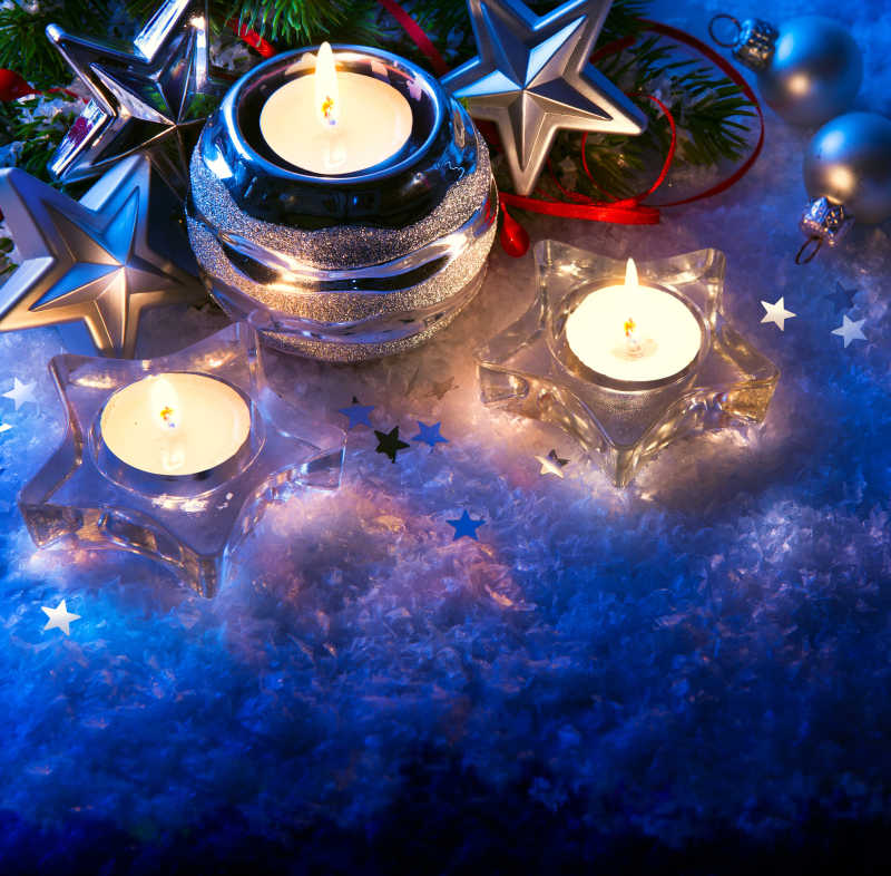 蓝色背景下的圣诞树装饰