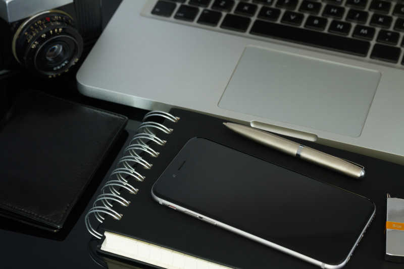 办公桌与笔记本电脑还有手机