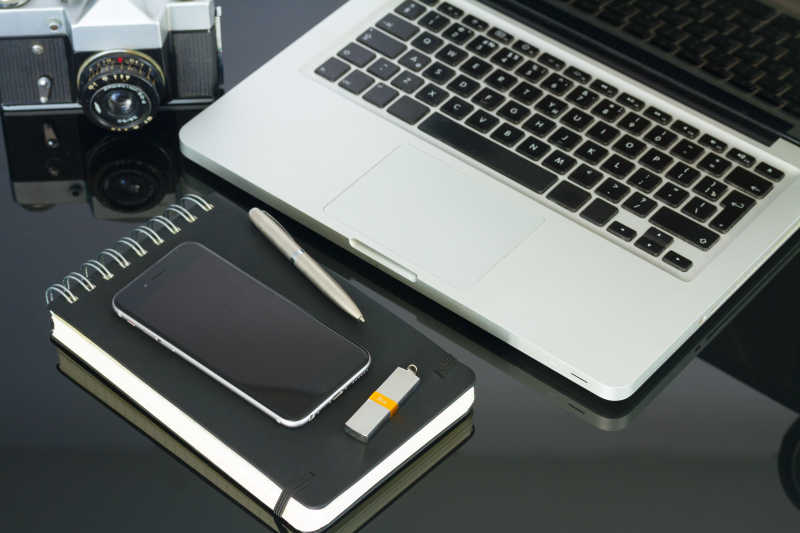 手机和电脑等科技产品