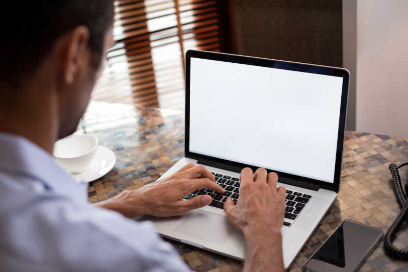 在笔记本电脑上工作的人