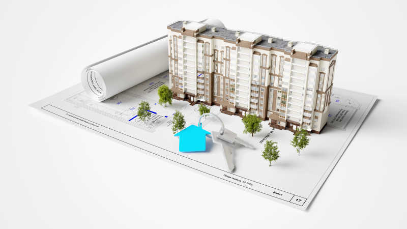 白色背景的设计图纸上的房屋模型和钥匙