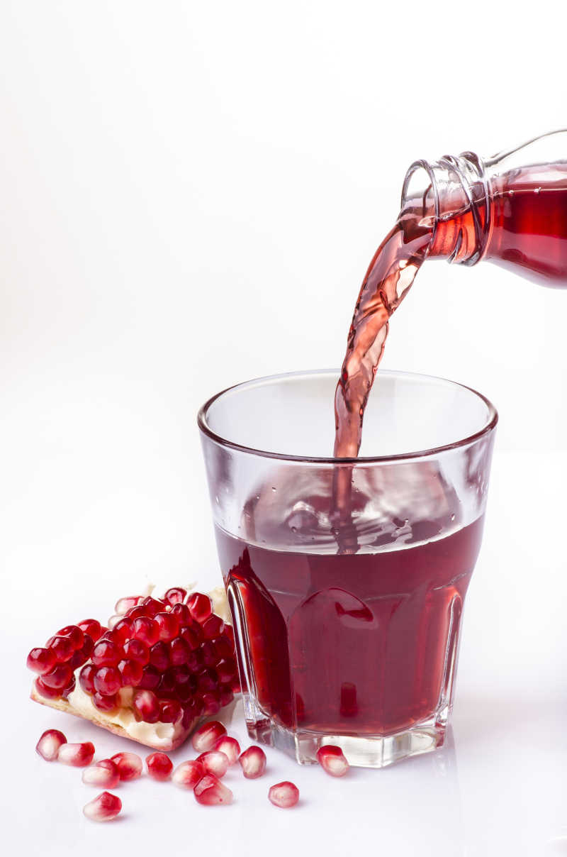 红色的石榴果实和果汁