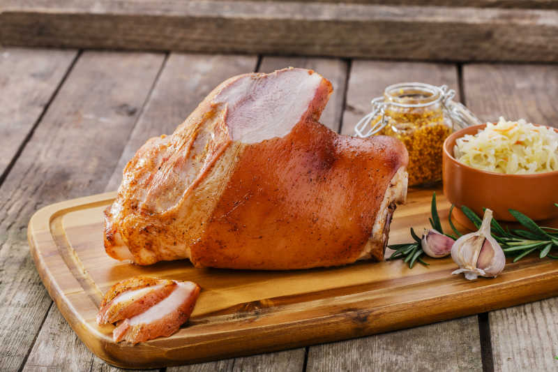 酸菜和烤猪腿肉