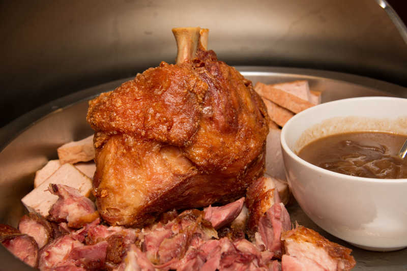 带骨的炸猪肘和碗中的蘸料