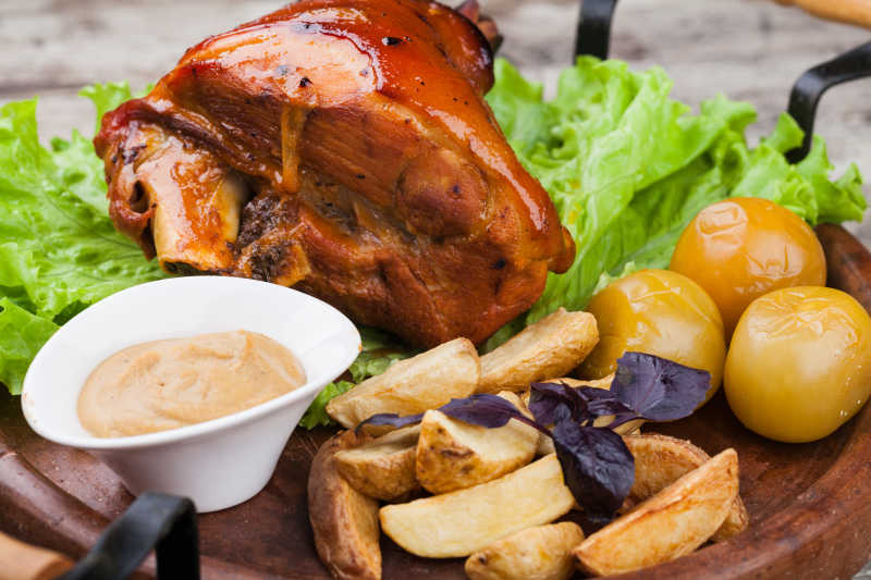 香喷喷的烤猪腿和配料