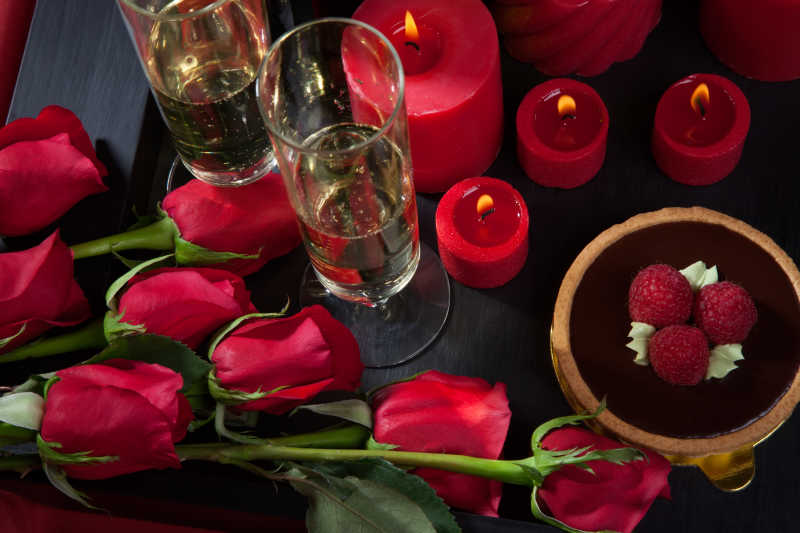 香槟巧克力树莓蛋糕蜡烛和红玫瑰