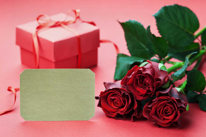 礼品盒红玫瑰花和空纸便条