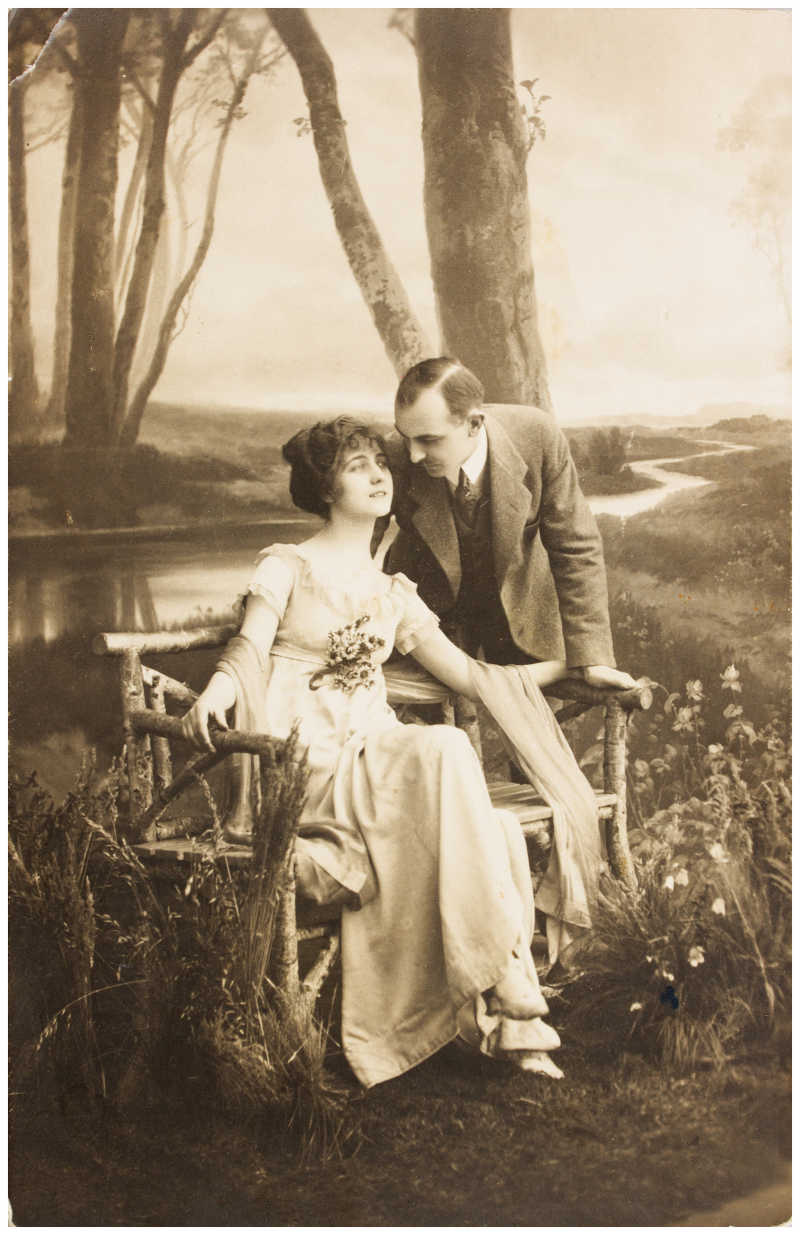 春季公园里的年轻男女浪漫情侣