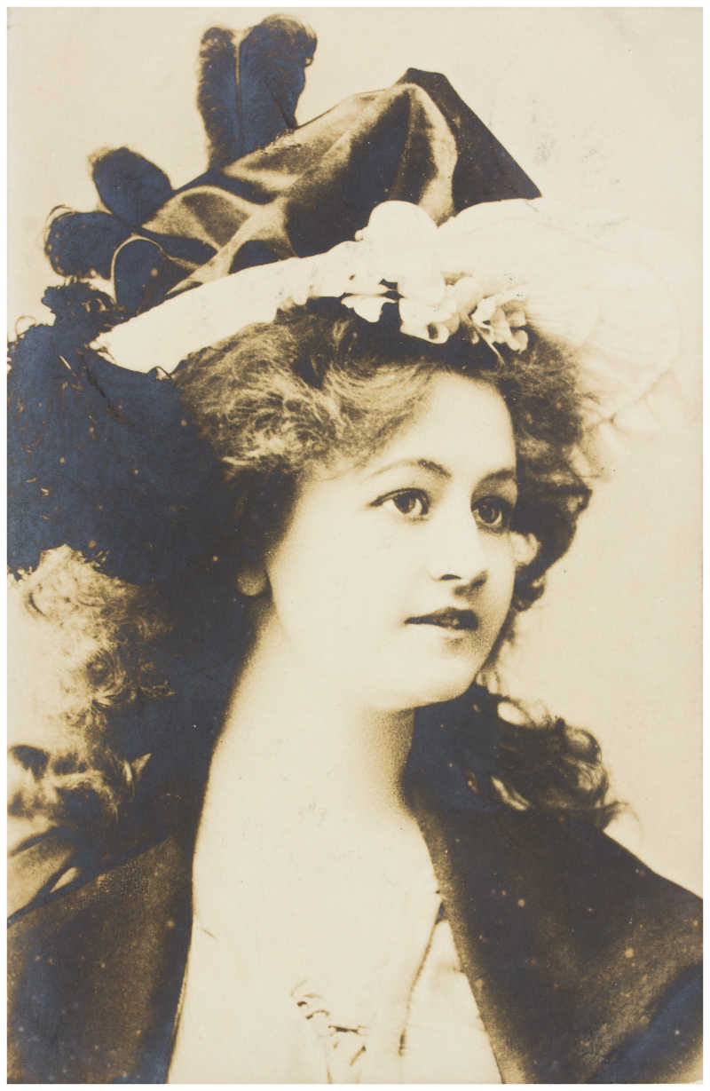 戴帽子的年轻女子