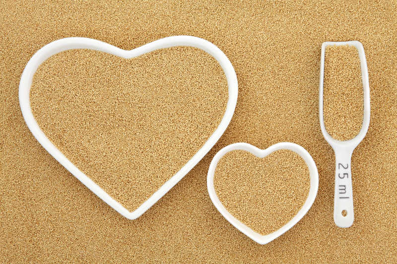 苋菜形心碗和瓷勺构成了一个抽象的背景