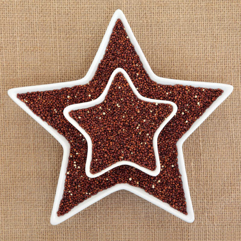 藜麦的超级食物在盘子上的星形背景