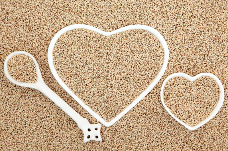 心型瓷碟与汤匙形成的抽象背景