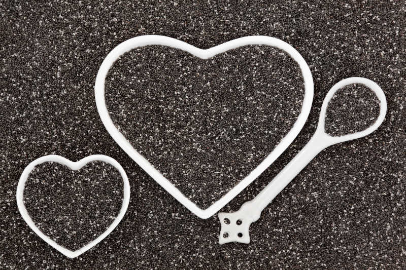 奇雅子保健食品在心形瓷碗和汤匙形成一个抽象的背景