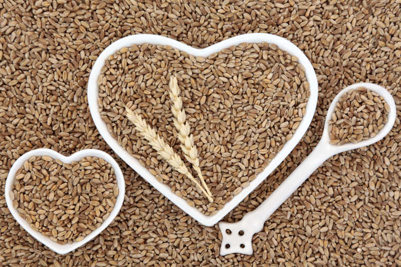 麦粮在心型碗中形成了一个抽象的背景