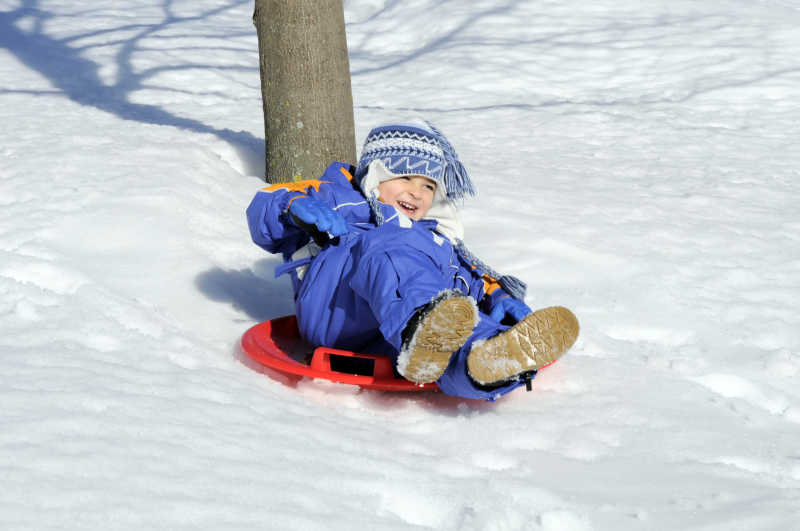 雪地上滑雪的小男孩
