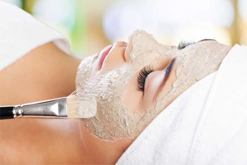 光斑背景下做脸部美容的女人