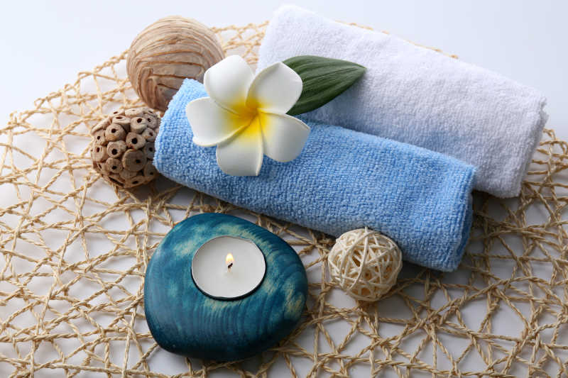 SAP馆里的亚麻布上的装饰花朵和香薰灯