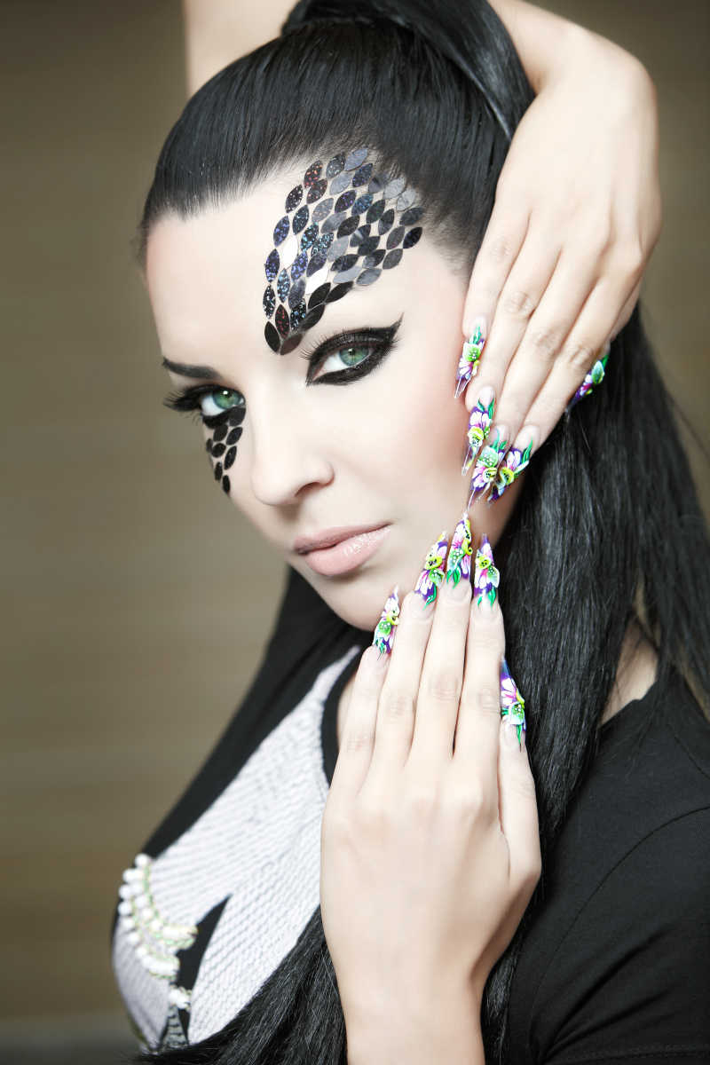 夸张妆容与美甲的美女