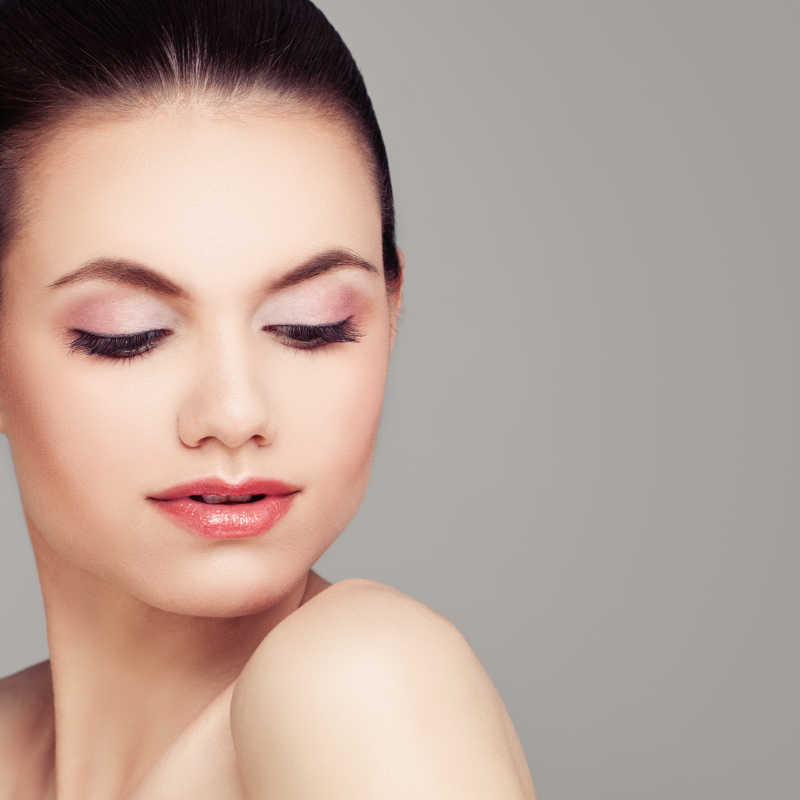 灰色背景上护肤美女模特