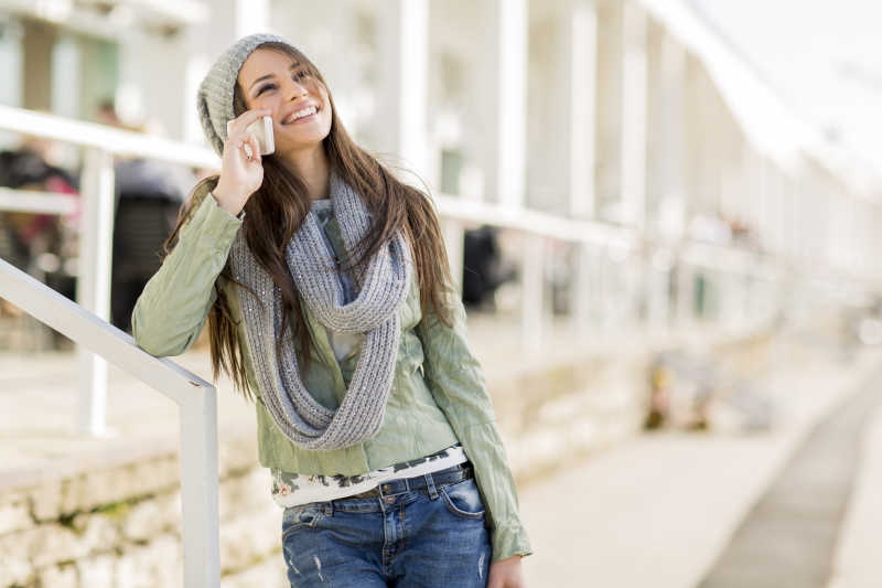有手机的年轻女子在打电话