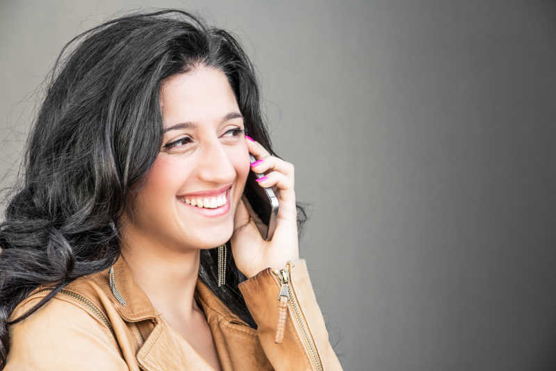 在手机交谈的面带微笑的美女