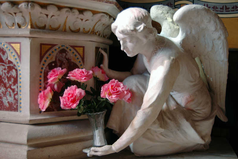 白色天使雕塑手托一束红玫瑰