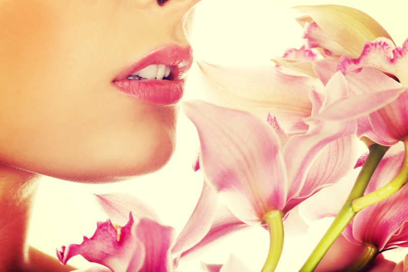 粉红色花和涂着唇彩的美女
