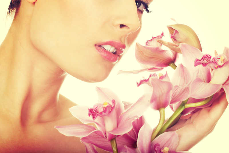 一只手托着粉红色花的美女