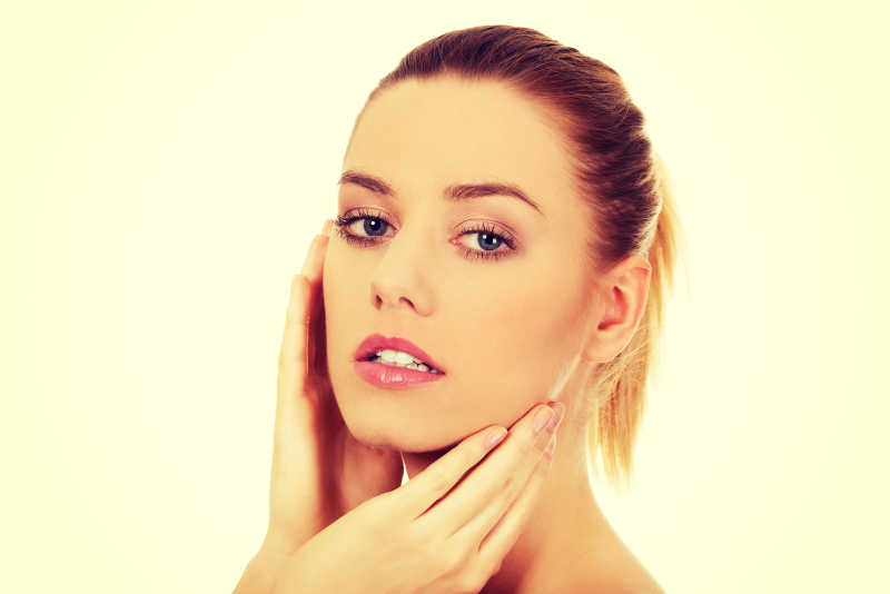 有着完美肌肤的美女肖像