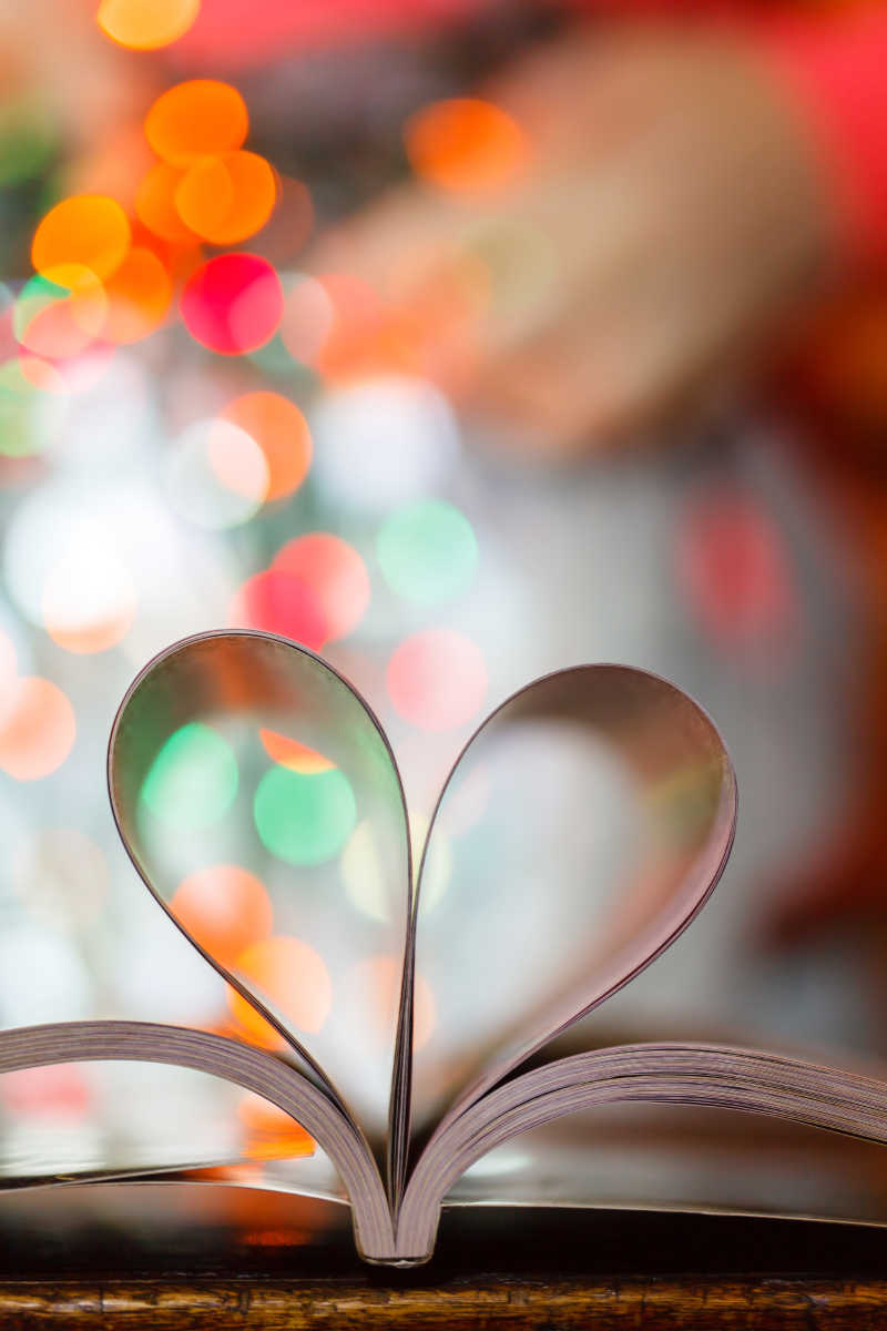 灯光下用书页组成的心形图案