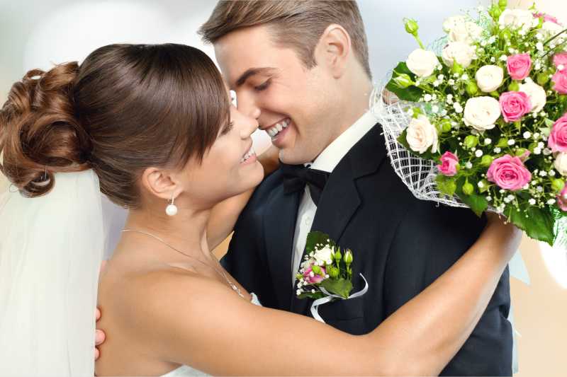 拥抱的新婚夫妇