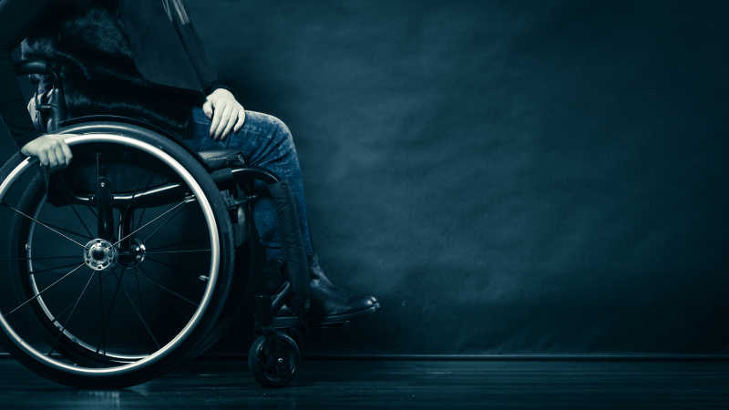 坐轮椅背影图片