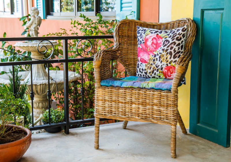 阳台上的柳条椅