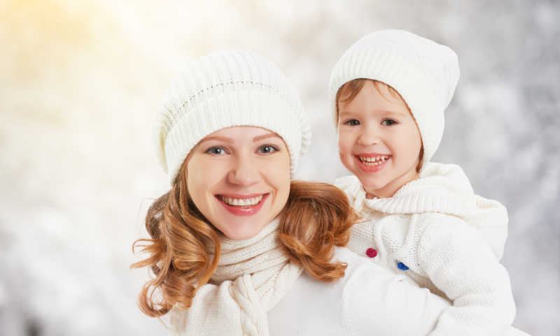 面带微笑的母女