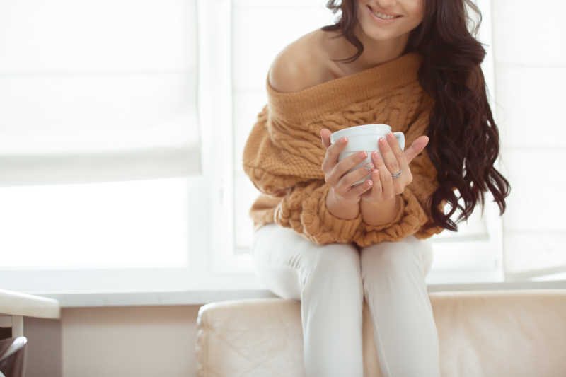 坐在沙发上的年轻美女