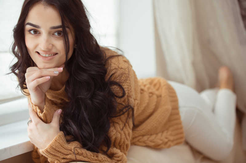 穿着毛衣的性感美女