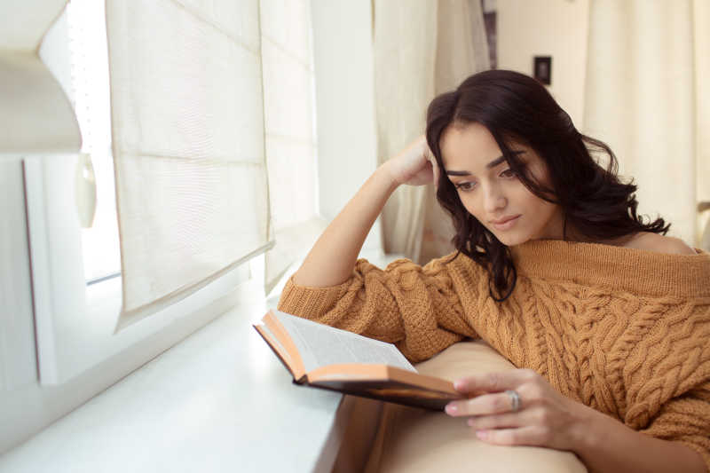 看书的年轻美女