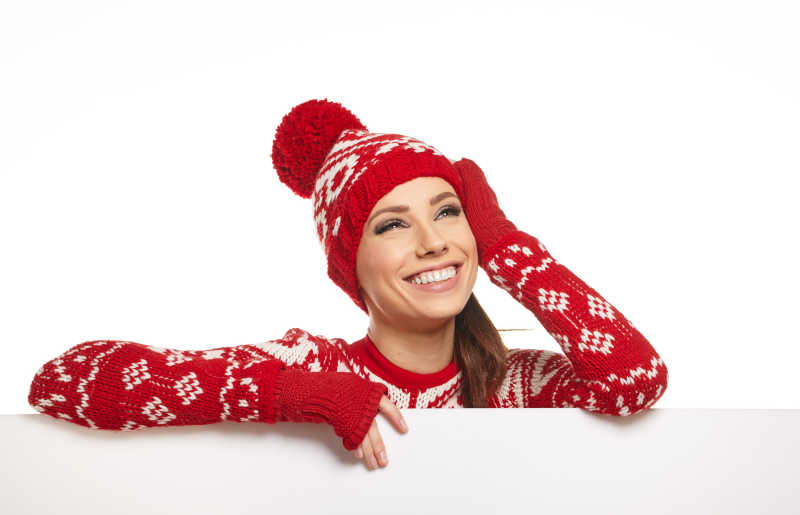 拿着空白广告牌的女人