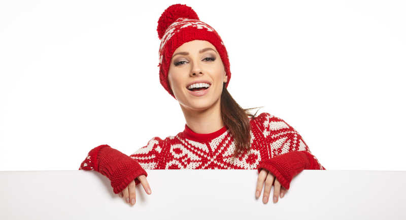 空白广告牌后的性感美女